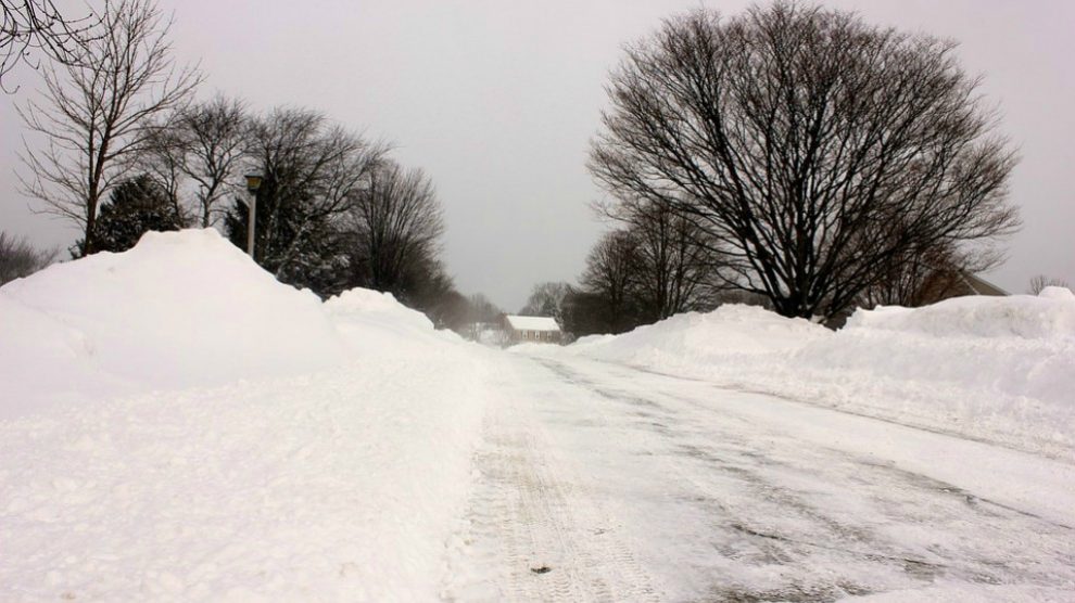 Una carretera nevada.