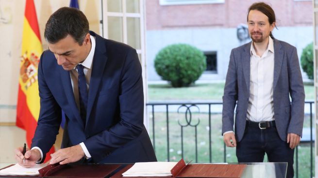 Pedro Sánchez y Pablo Iglesias firman el acuerdo sobre los Presupuestos para 2019. (Foto: EFE)