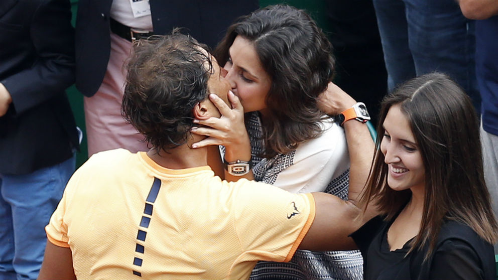Rafa Nadal y Xisca Perelló se besan tras una victoria del español en Montecarlo. (AFP)