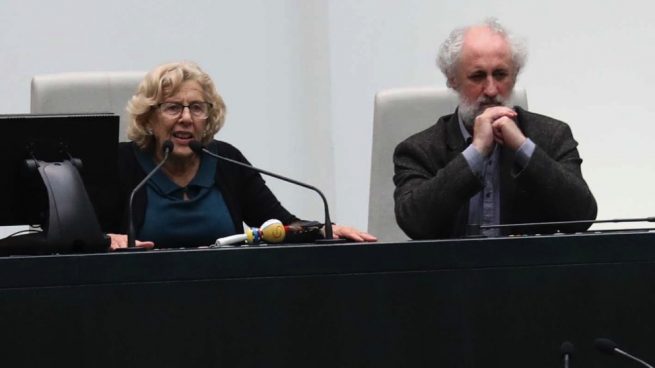 La alcaldesa Manuela Carmena junto a Luis Cueto en el Pleno municipal. (Foto. Madrid)