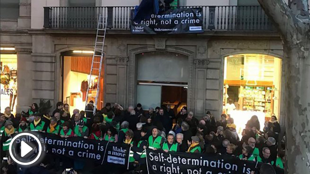 Activistas de la ANC en la sede de la UE en Barcelona (Foto: Twitter @assemblea)