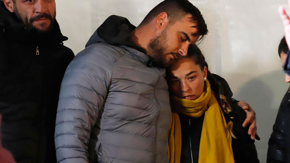 El padre de Julen, José Roselló, abrazado a su mujer y madre del pequeño que falleció tras precipitarse a un pozo en la localidad malagueña de Totalán. Foto: Europa Press