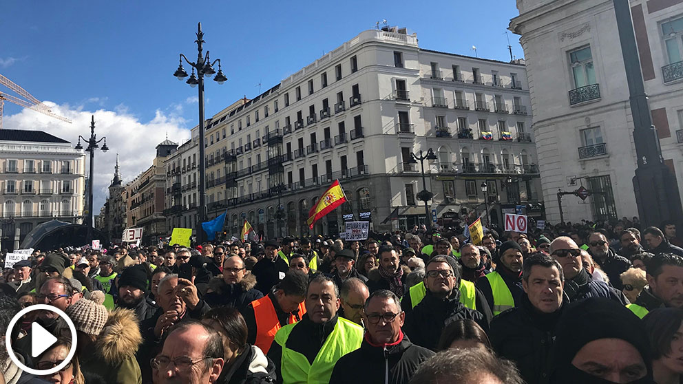 Pensionistas y taxistas se unen en una manifestación para reclamar mejoras sociales y acabar con la precariedad