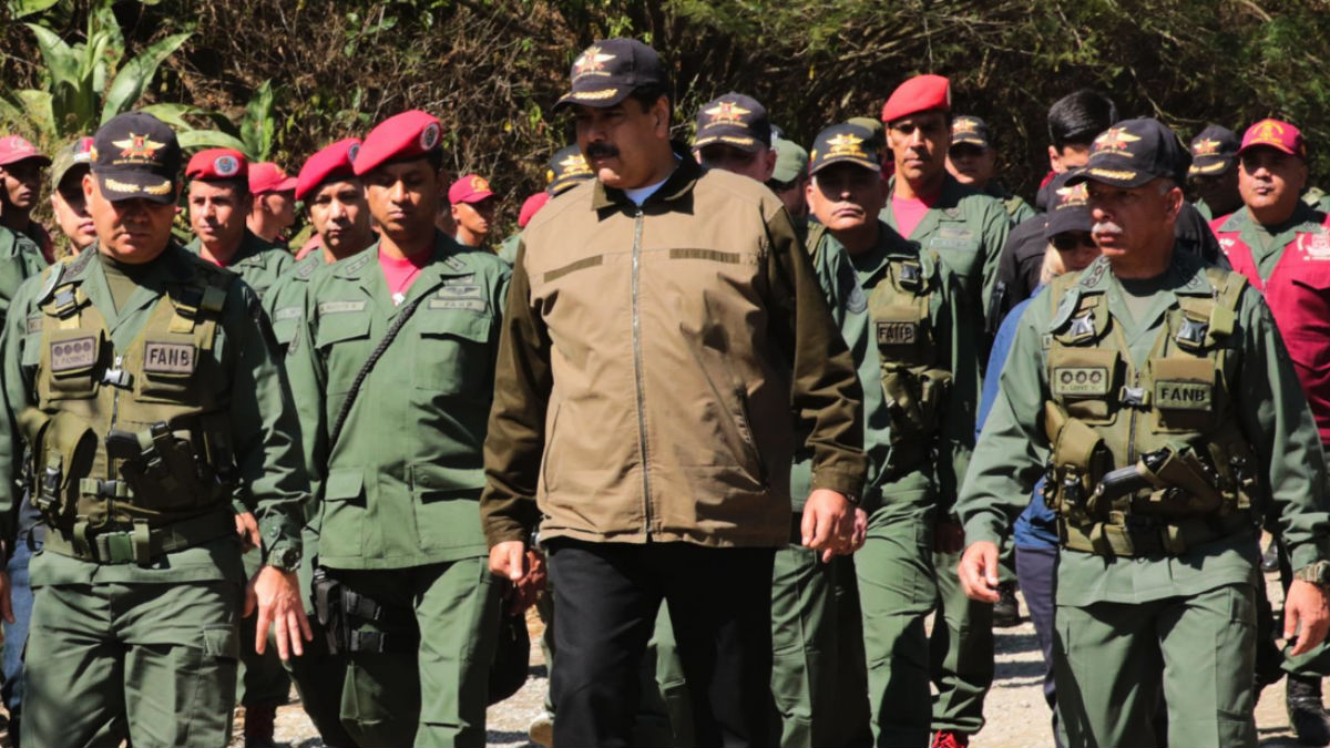 Maduro con miembros del ejército (EP).