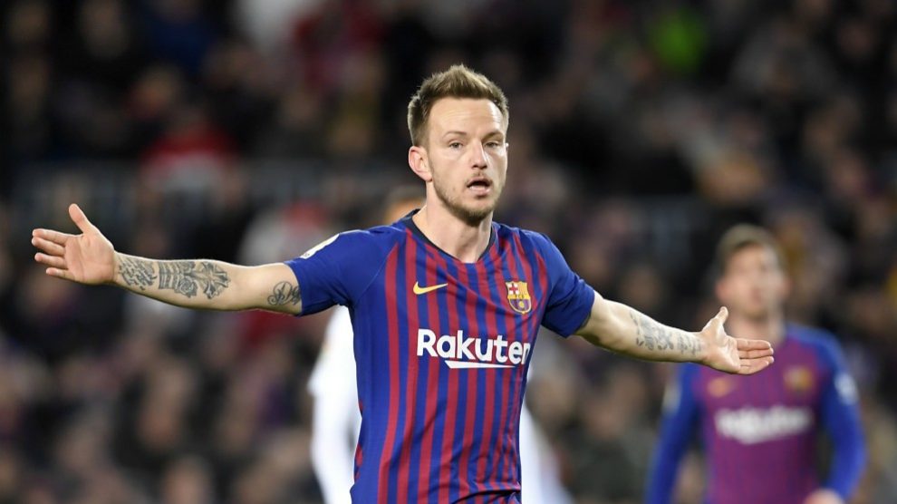 Rakitic protesta una jugada. (AFP)