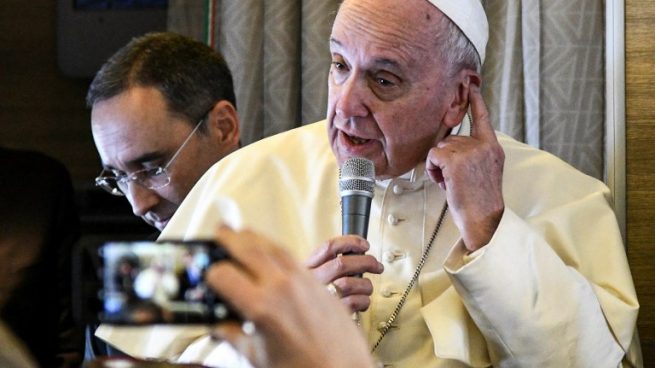 El Papa Francisco I se dirige a la prensa y los presentes en el avión antes de emprender su viaje histórico a Emiratos Árabes. Foto: AFP