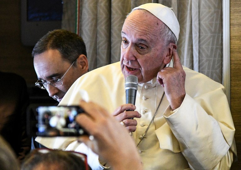 El Papa Francisco I se dirige a la prensa y los presentes en el avión antes de emprender su viaje histórico a Emiratos Árabes. Foto: AFP