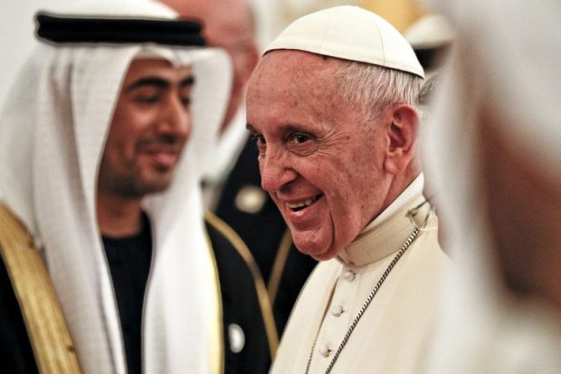 El Papa Francisco es recibido por el Príncipe heredero de Abu Dhabi Mohammed bin Zayed al-Nahyan (C-R) a su llegada al Aeropuerto Internacional de Abu Dhabi en la capital de los Emiratos Árabes Unidos el 3 de febrero de 2019. Foto: AFP