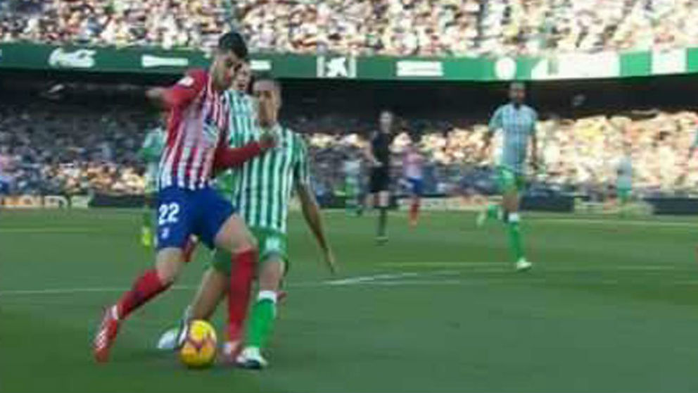 Zou Feddal derriba a Morata en el Betis – Atlético de Madrid.