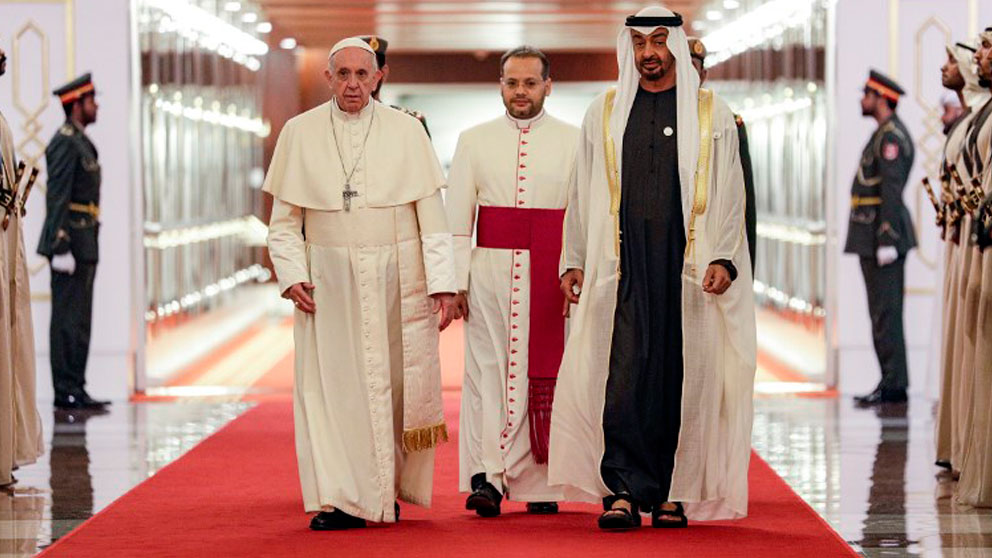 El Papa Francisco es recibido por el Príncipe heredero de Abu Dhabi Mohammed bin Zayed al-Nahyan (C-R) a su llegada al Aeropuerto Internacional de Abu Dhabi en la capital de los Emiratos Árabes Unidos el 3 de febrero de 2019. Foto: AFP