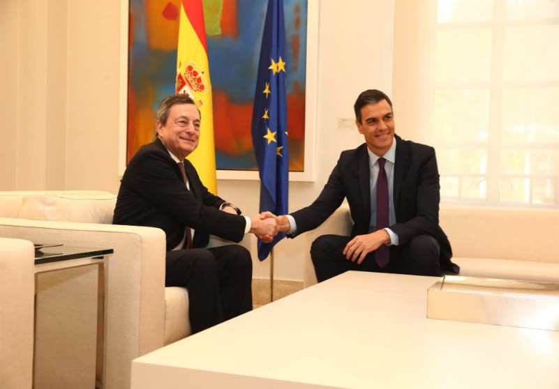 El presidente del BCE, Mario Draghi, y el presidente del Gobierno, Pedro Sánchez. EUROPA PRESS