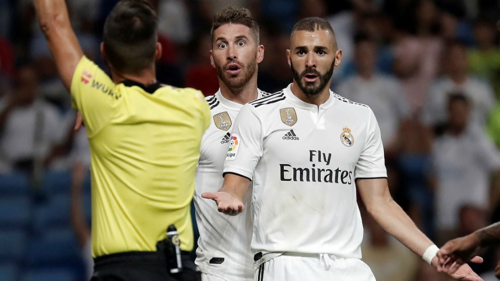 Benzema y Sergio Ramos protestan una jugada a Estrada Fernández. (Getty)