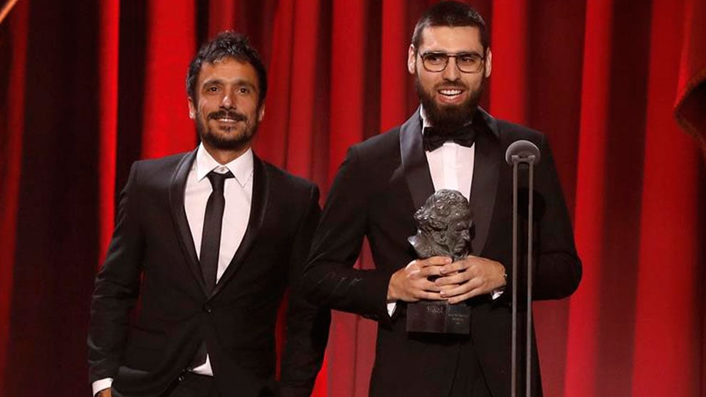 Carles Bover Martínez (i) y Julio Pérez del Campo reciben el Goya al Mejor Cortometraje Documental, por su trabajo «Gaza», durante la gala de entrega de los Premios Goya 2019, que se celebro en el Palacio de Exposiciones y Congresos de Sevilla.
