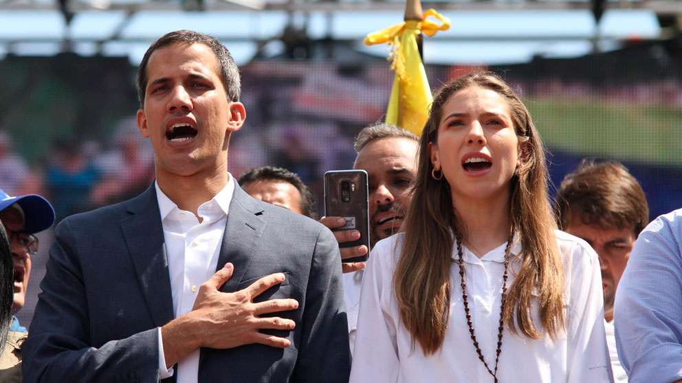 El presidente legítimo de Venezuela, Juan guaidó, acompañado de su mujer en un acto en Venezuela. Foto: Europa Press