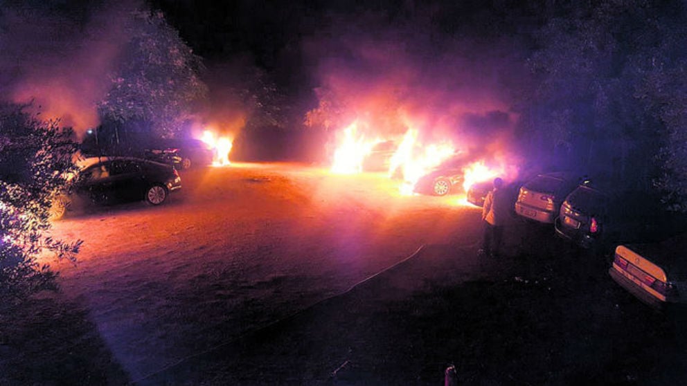 Coches de Cabify ardiendo