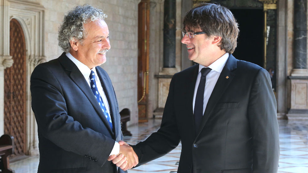 El falso Premio Nobel de la Paz, Ahmed Galai, junto al ex presidente de la Generalitat, Carles Puigdemont, en una reunión que mantuvieron en el Palau en septiembre de 2017 (Foto: Europa Press)
