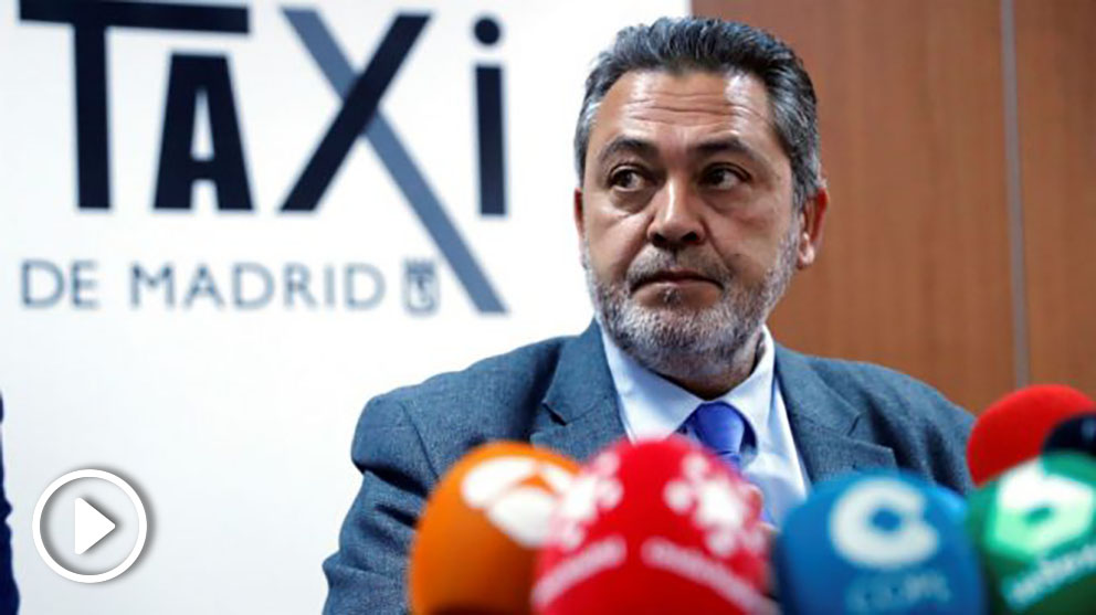El portavoz de la Federación Profesional del Taxi de Madrid, Julio Sanz, durante la rueda de prensa que han ofrecido este miércoles las asociaciones convocantes de la huelga indefinida del sector del taxi madrileño. (Foto: EFE/Zipi)