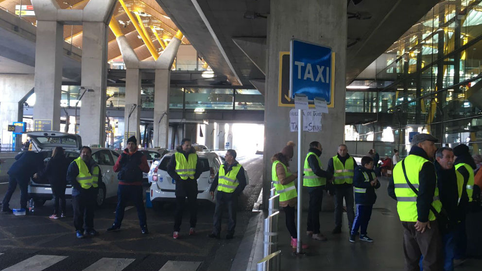 Los taxistas en huelga en el aeropuerto de Madrid.