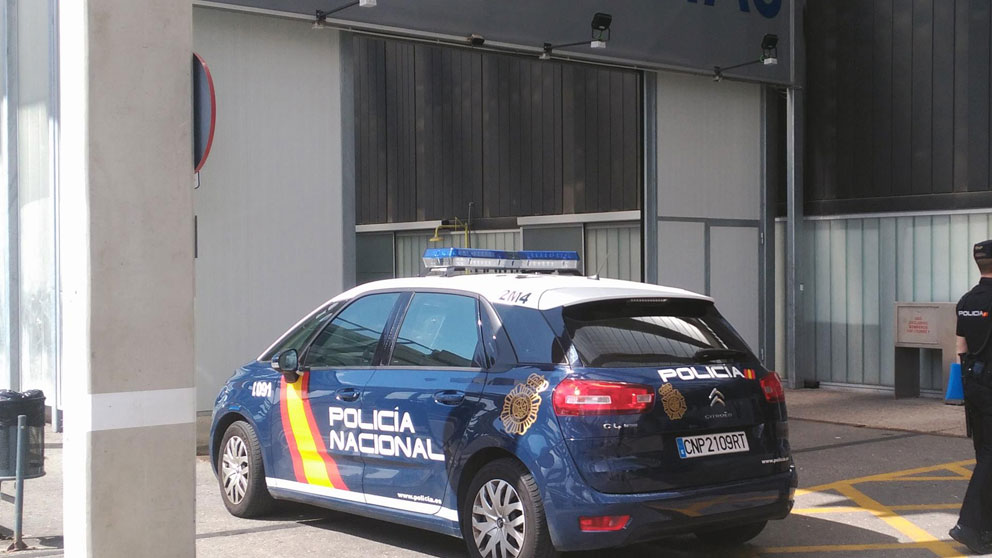 Un coche patrulla frente a la puerta de Urgencias del Hospital de Burgos. Foto: Europa Press