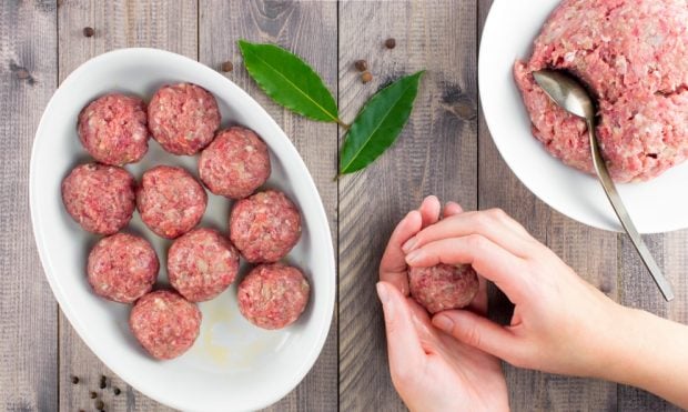 albóndigas de pavo y jamón serrano en salsa de manzanas