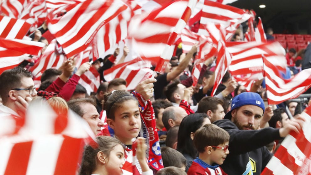 Aficionados del Atlético de Madrid ondean banderas rojiblancas. (atleticodemadrid.com)