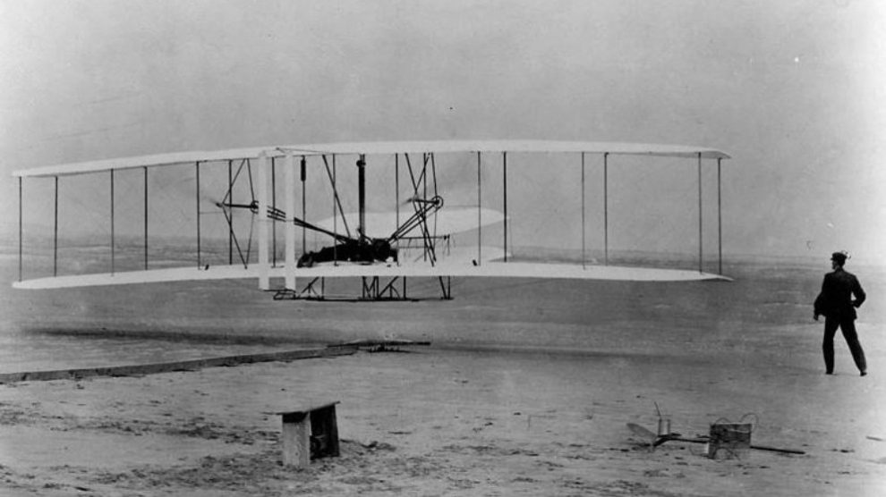 Este primer vuelo tuvo lugar el 17 de diciembre de 1903, en Kitty Hawk (Carolina del Norte, EE.UU.).