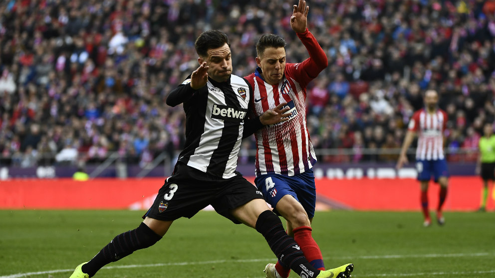 Toño, en un partido del Levante contra el Atlético. (AFP)