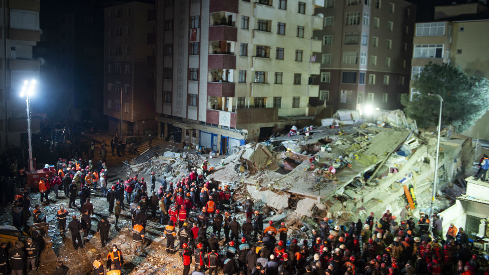Efectivos en el edificio derrumbado en Estambul. Foto: AFP