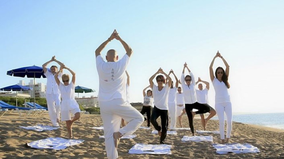 Debemos destacar que se trata de una de las posturas de equilibrio más conocidas en el mundo del yoga.
