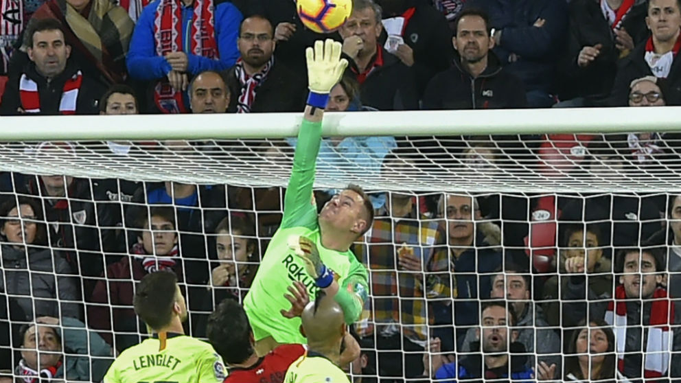 Ter Stegen realiza una gran parada ante la mirada de San Mamés. (AFP)