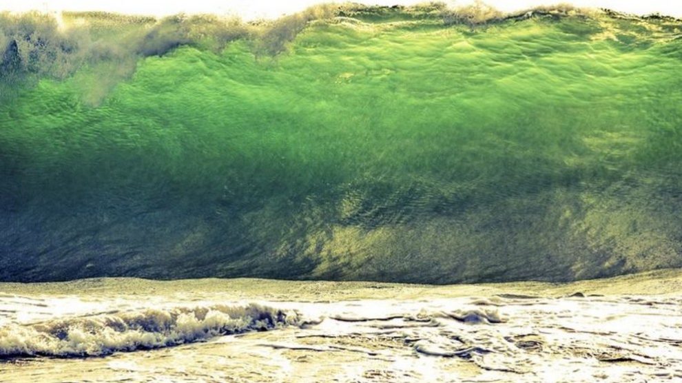 La causa principal del tsunami son los terremotos o los volcanes que mueven la tierra en el fondo del mar.