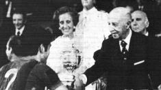 Franco entrega la Copa del Generalísimo al Barcelona.