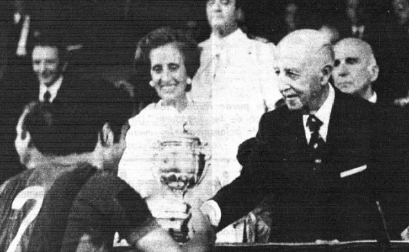 Franco entrega la Copa del Generalísimo al Barcelona.