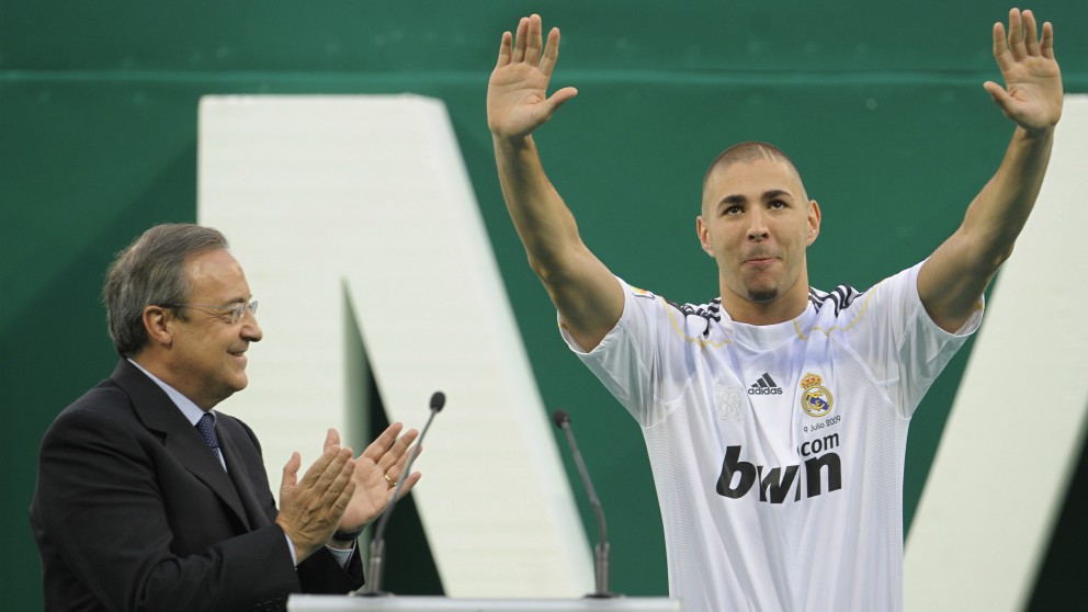 Florentino Pérez, junto a Benzema en su presentación con el Real Madrid. (AFP)