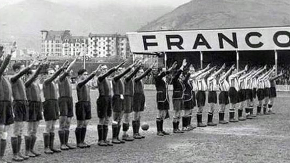 Saludo de jugadores del Barcelona a Franco