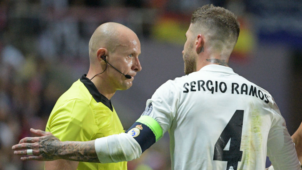Szymon Marciniak y Sergio Ramos durante la Supercopa de Europa. (AFP)
