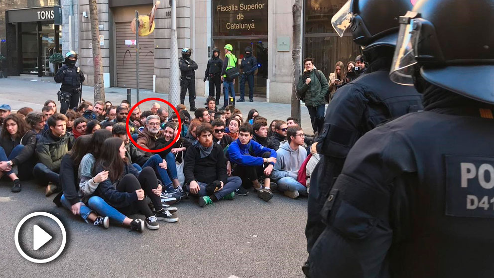 El diputado de la CUP en el Parlament Carles Riera desalojado de la protesta frente a la Fiscalía Superior de Cataluña.