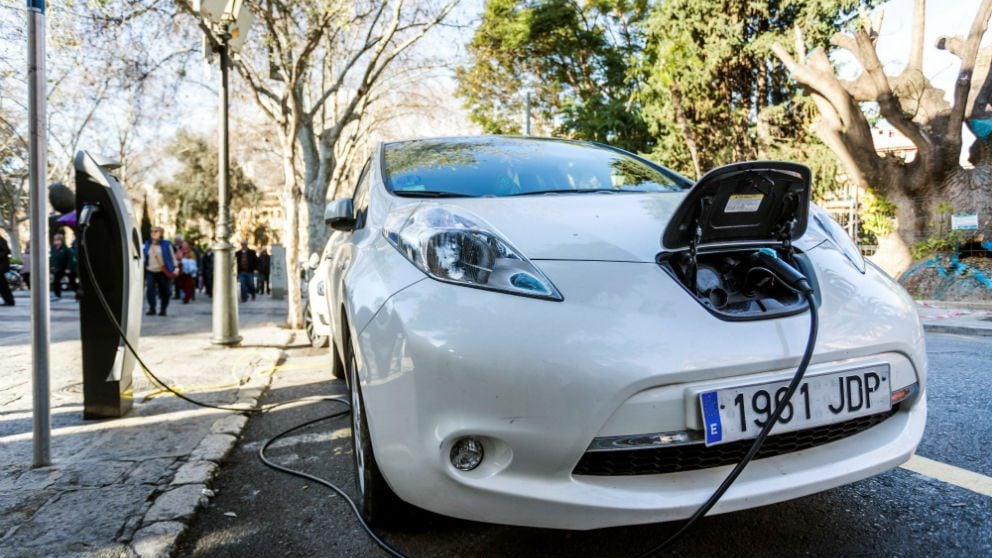 Un coche electrico cargando este martes en el centro de Palma de Mallorca