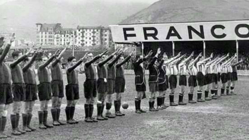 Los jugadores del Barça saludan en un partido a Franco.