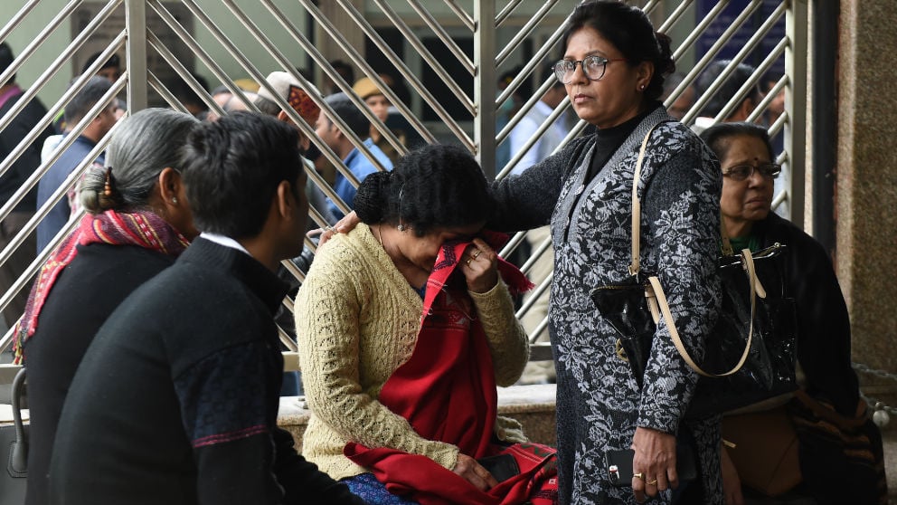 Familiares de las víctimas en el incendio. Foto: AFP