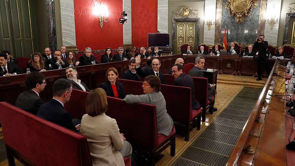 Los doce líderes independentistas acusados por el proceso soberanista catalán que derivó en la celebración del 1-O y la declaración unilateral de independencia de Cataluña (DUI), en el banquillo del Tribunal Supremo al inicio del juicio del «procés