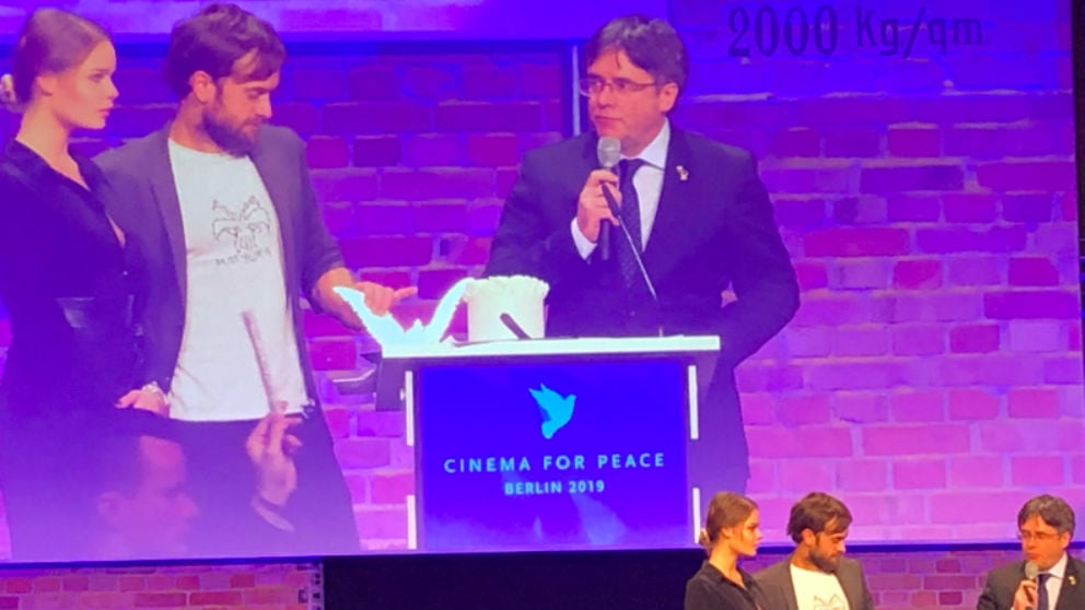 Puigdemont en la entrega de premios de la gala ‘Cine por la Paz’ en Berlín. (Foto: @republicat_cat)