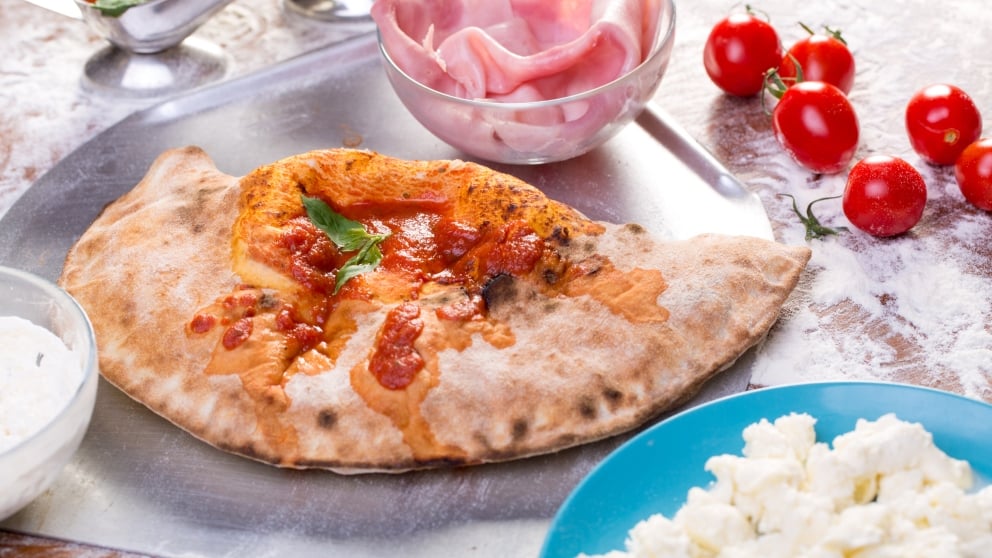 Receta de Calzone de salami y mozzarella