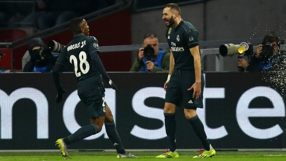 Vinicius y Benzema celebran un gol en el Ajax – Real Madrid de la Champions League.
