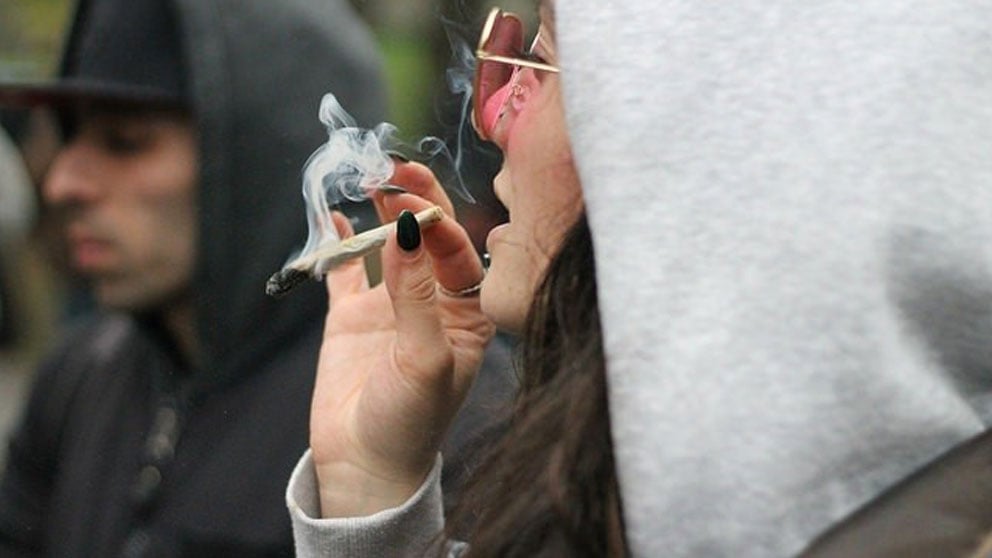 Una joven fuma un porro de marihuana. Foto: Europa Press