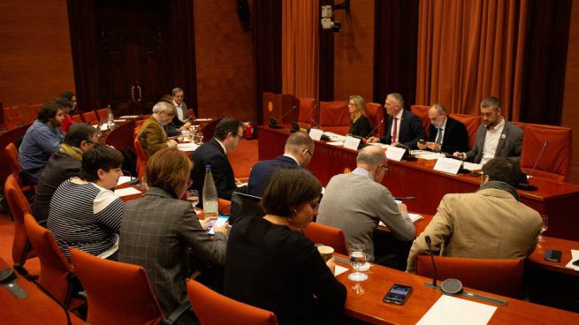 El Parlament rechaza reprobar al Govern por permitir al ‘Consell’ de Puigdemont usar el emblema de la Generalitat