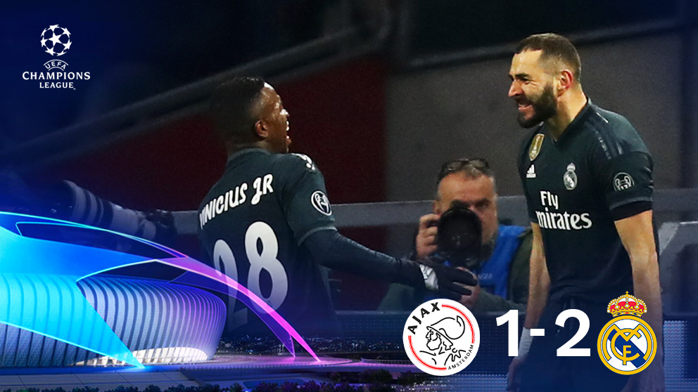 Vinicius y Benzema celebran el 0-1 en el Ajax-Real Madrid.