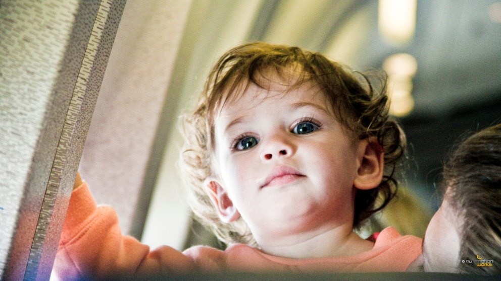 Descubre por qué los bebés lloran en los aviones