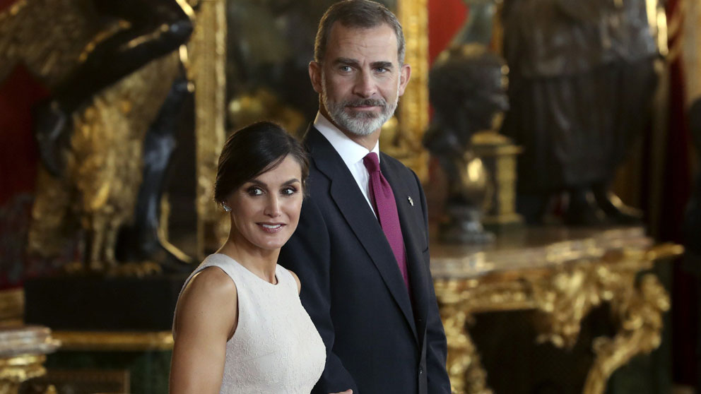 El Rey Felipe VI y la Reina Letizia en una recepción oficial en el Palacio de Zarzuela. Foto: AFP