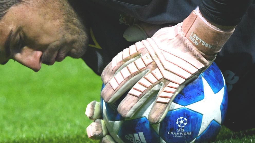 Casillas para el balón en un partido de Champions. (AFP)